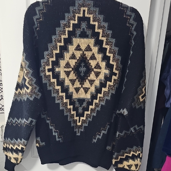 Vintage Black and Cream Geometric Sweater - Picture 5 of 5